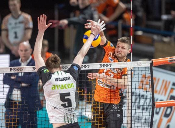 Volleyball, Men, Season 2024 2025, 1 Bundesliga Playoffs, Semifinal, Game 3 , BR Volleys Helios Grizzlys Giesen, f l Hauke Wagner Giesen , Ruben Schott BR Volleys , 13 04 2025, Copyright: xSebastianxRäppold MatthiasxKochx