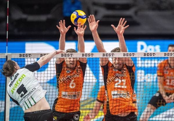 Volleyball, Men, Season 2024 2025, 1 Bundesliga Playoffs, Semifinal, Game 3 , BR Volleys Helios Grizzlys Giesen, f l Hauke Wagner Giesen , Johannes Tille BR Volleys , Tobias Krick BR Volleys , 13 04 2025, Copyright: xSebastianxRäppold MatthiasxKochx