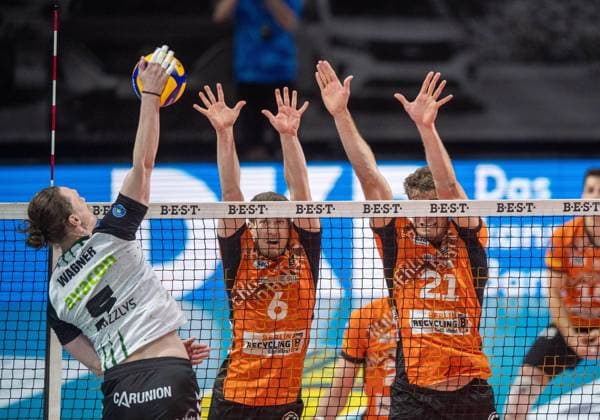 Volleyball, Men, Season 2024 2025, 1 Bundesliga Playoffs, Semifinal, Game 3 , BR Volleys Helios Grizzlys Giesen, f l Hauke Wagner Giesen , Johannes Tille BR Volleys , Tobias Krick BR Volleys , 13 04 2025, Copyright: xSebastianxRäppold MatthiasxKochx