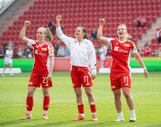 Soccer, Women, Season 2024 2025, 2 Women Bundesliga 21 Matchday , 1 FC Union Berlin FC Ingolstadt 04, Union cheering after the final whistle, f l Pia Metzker 1 Women 1 FC Union , Athanasia Moraitou 1 Women 1 FC Union , Dina Orschmann 1 Women 1 FC Union , 13 04 2025, Copyright: xMatthiasxKochx