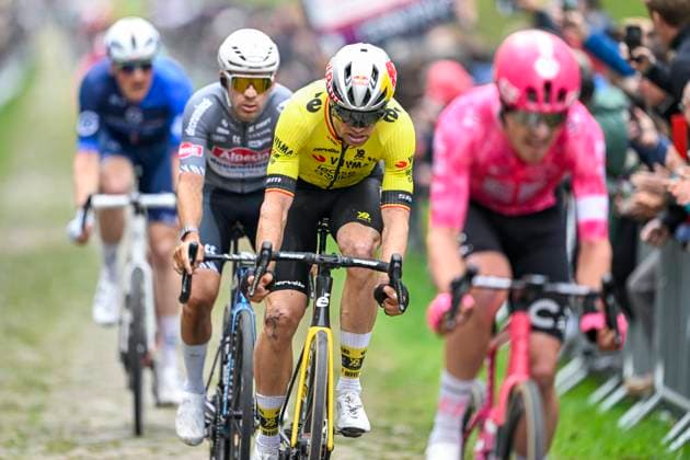 Paris Roubaix 2025 Cycling Race Roubaix, France - April 13 : Van Aert Wout (BEL) of Team Visma - Lease a Bike in action during the 122nd edition of Paris Roubaix an UCI World Tour cycling race for Men Elite of 259,7 kms with start in Compiegne and finish at the Velodrome Andre-Petrieux in Roubaix on April 13, 2025 in Roubaix, France, 13 04 2025 ( Motordriver Kenny Verfaillie - Roubaix France  Copyright: xNicoxVereeckenx