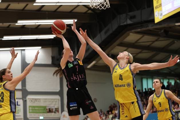 13 04 2025, Basketball, Women, Toyota Womens Basketball Bundesliga, Season 2024 2025, Playoff semi-final, Game 4, Saarlouis Royals Alba Berlin, Marusa Senicar Saarlouis Royals , Marie Bertholdt Alba Berlin Saarlouis Stadtgartenhalle Saarland Germany EN Copyright: xSebastianxBachx