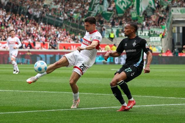 Leonidas Stergiou 20 VfB Stuttgart klaert den Ball vor Felix Agu 27 SV Werder Bremen , VfB Stuttgart vs SV Werder Bremen3, Fußball, Bundesliga, DFL, Saison 2024 2025, Rueckrunde, 29 Spieltag, 13 04 2025 DFB regulations prohibit any use of photographs as image sequences and or quasi video Stuttgart Baden Wuerttemberg Germany Copyright: xkolbert-press MartinxAgüerax