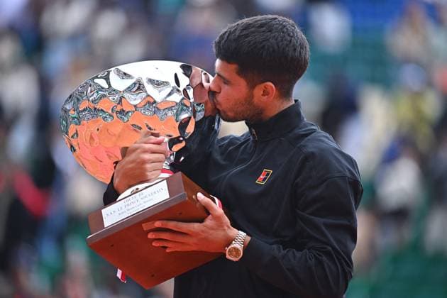 Carlos Alcaraz Wins Rolex Monte Carlo Tournament - Monaco Carlos Alcaraz (ESP) celebrates his 1st place win with his trophy during the Monte Carlo ATP, Tennis Herren Masters Series Tournament final tennis match at the Monte Carlo Country Club in Monte Carlo, Monaco on April 13, 2025. Photo by Corinne Dubreuil ATP Tour ABACAPRESS.COM Monaco Monte-Carlo Monaco  Copyright: xDubreuilxCorinne ABACAx