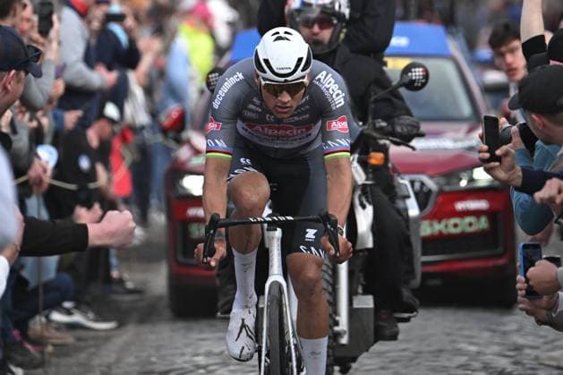 Paris Roubaix 2025 Cycling Race Roubaix, France - April 13 : Van Der Poel Mathieu (NED) of Alpecin - Deceuninck in action during the 122nd edition of Paris Roubaix an UCI World Tour cycling race for Men Elite of 259,7 kms with start in Compiegne and finish at the Velodrome Andre-Petrieux in Roubaix on April 13, 2025 in Roubaix, France, 13 04 2025 ( Motordriver Kenny Verfaillie - Roubaix France  Copyright: xBernardxPaponx