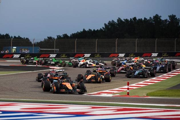 F1 - BAHRAIN GRAND PRIX 2025 Start 81 PIASTRI Oscar (aus), McLaren F1 Team MCL39, action during the Formula 1 Gulf Bahrain Grand Prix 2025, 4th round of the 2025 FIA Formula One World Championship, WM, Weltmeisterschaft from April 11 to 13, 2025 on the Bahrain International Circuit, in Sakhir, Bahrain -  Copyright: xXavixBonillax