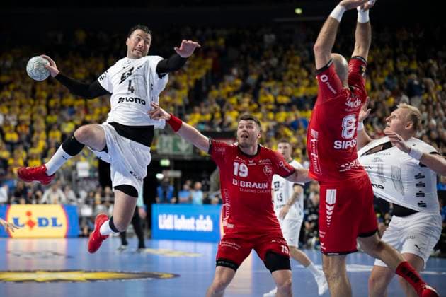 Bilder des Jahres 2025, Sport 04 April DHB-Pokal Lidl-F4 Finale - THW Kiel - MT Melsungen; Köln, 13.04.2025 Domagoj Duvnjak (THW Kiel, Rückraum, 4); Elcar Örn Jonsson (MT Melsungen, Rückraum Mitte, 19); DHB-Pokal Lidl-F4 Finale - THW Kiel - MT Melsungen am 13.04.2025 in der Lanxessarena in Köln (Deutschland). *** DHB Cup Lidl F4 Final THW Kiel MT Melsungen Cologne, 13 04 2025 Domagoj Duvnjak THW Kiel, center back, 4 Elcar Örn Jonsson MT Melsungen, center back, 19 DHB Cup Lidl F4 Final THW Kiel MT Melsungen on 13 04 2025 at the Lanxessarena in Cologne Germany Copyright: xBEAUTIFULxSPORTS AndreasxDickx
