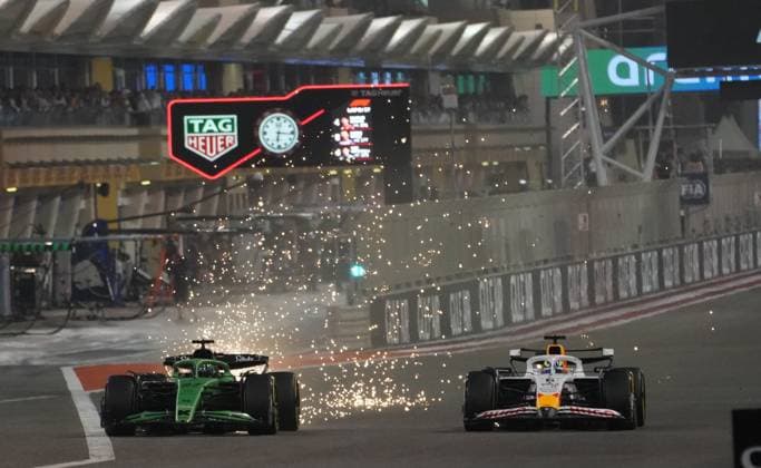 13 04 2025, Bahrain International Circuit, Sakhir, Formula 1 Gulf Air Bahrain Grand Prix 2025 ,in the picture sparks flying at Nico Hülkenberg DEU , Stake F1 Team Kick Sauber, Isack Hadjar FRA , Visa Cash App RB Formula One Team Photo by Hasan Bratic DeFodi Images