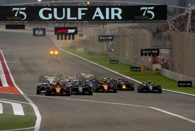 Formula 1 Gulf Air Bahrain Grand Prix 2025 13 04 2025, Bahrain International Circuit, Sakhir, Formula 1 Gulf Air Bahrain Grand Prix 2025 ,in picture Race start , Oscar Piastri AUS , McLaren F1 Team, Charles Leclerc MCO , Scuderia Ferrari HP, George Russell GBR , Mercedes AMG Petronas Formula One Team, Lando Norris GBR , Lewis Hamilton GBR , Carlos Sainz Jr ESP , Atlassian Williams Racing, Max Verstappen NLD , Oracle Red Bull Racing, Yuki Tsunoda JPN nordphotoxGmbHx xBratic nph00250