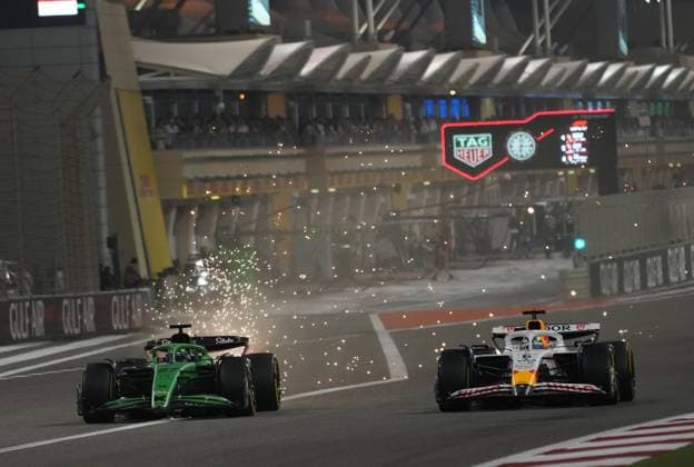 13 04 2025, Bahrain International Circuit, Sakhir, Formula 1 Gulf Air Bahrain Grand Prix 2025 ,in the picture sparks flying at Nico Hülkenberg DEU , Stake F1 Team Kick Sauber, Isack Hadjar FRA , Visa Cash App RB Formula One Team Photo by Hasan Bratic DeFodi Images