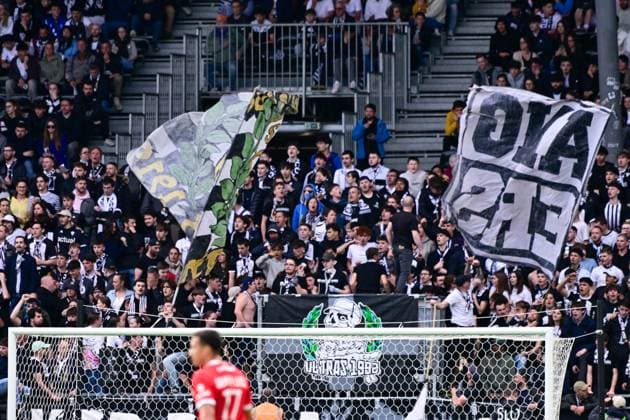 FOOTBALL : Angers vs Montpellier - Ligue 1 - 13 04 2025 Fans of Angers during the Ligue 1 match between Angers SCO and Montpellier HSC at Stade Raymond Kopa on April 13, 2025 in Angers, France. ( Photo by Dante Badano PsnewZ ) - AngersFrance  Copyright: xDantexBadanox