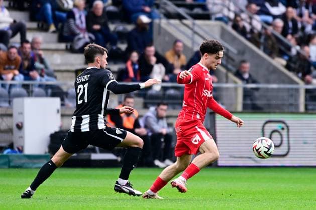 FOOTBALL : Angers vs Montpellier - Ligue 1 - 13 04 2025 Nicolas Pays ( 18 - Montpellier ) and Jordan LEFORT ( 21 - Angers ) during the Ligue 1 match between Angers SCO and Montpellier HSC at Stade Raymond Kopa on April 13, 2025 in Angers, France. ( Photo by Dante Badano PsnewZ ) - AngersFrance  Copyright: xDantexBadanox