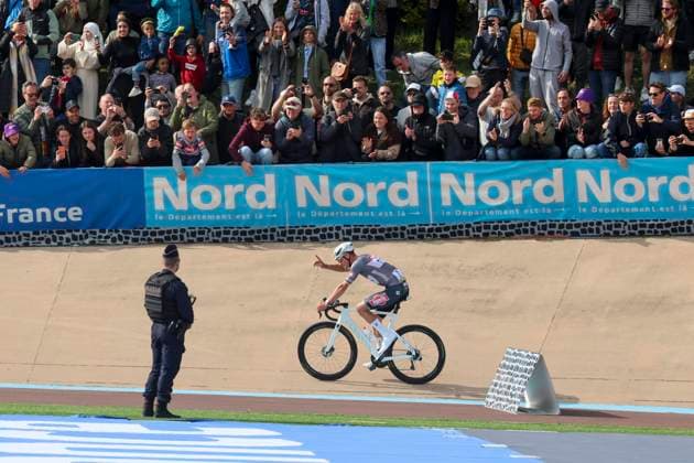 PARIS ROUBAIX 2025 PHOTOPQR VOIX DU NORD Thierry Thorel ; 13 04 2025 ; Roubaix , le 13 avril 2025 - Mathieu van der Poel vainqueur pour la troisieme fois de la mythique course l Enfer du Nord - Photo : Thierry Thorel La Voix du Nord Paris-Roubaix race northern France on April 13, 2025. Hauts de France France  Copyright: xPHOTOPQR VOIXxDUxNORD MAXPPPxThierryxThorelx 20250413VDN2137 20250413VDN2137