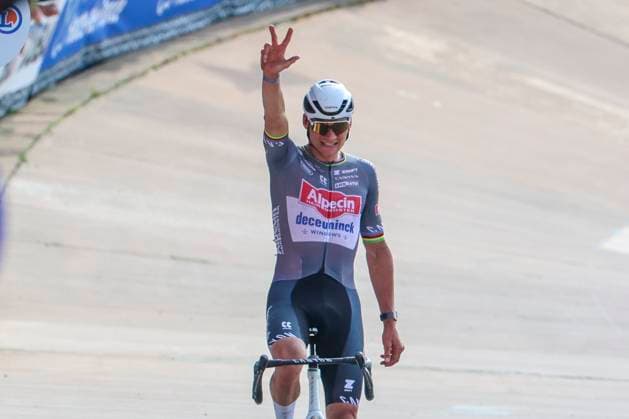 PARIS ROUBAIX 2025 PHOTOPQR VOIX DU NORD Thierry Thorel ; 13 04 2025 ; Roubaix , le 13 avril 2025 - Mathieu van der Poel vainqueur pour la troisieme fois de la mythique course l Enfer du Nord - Photo : Thierry Thorel La Voix du Nord Paris-Roubaix race northern France on April 13, 2025. Hauts de France France  Copyright: xPHOTOPQR VOIXxDUxNORD MAXPPPxThierryxThorelx 20250413VDN2140 20250413VDN2140