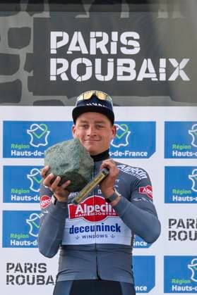 PARIS ROUBAIX 2025 PHOTOPQR VOIX DU NORD Thierry Thorel ; 13 04 2025 ; Roubaix , le 13 avril 2025 - Mathieu van der Poel vainqueur pour la troisieme fois de la mythique course l Enfer du Nord - Photo : Thierry Thorel La Voix du Nord Paris-Roubaix race northern France on April 13, 2025. Hauts de France France  Copyright: xPHOTOPQR VOIXxDUxNORD MAXPPPxThierryxThorelx 20250413VDN2174 20250413VDN2174