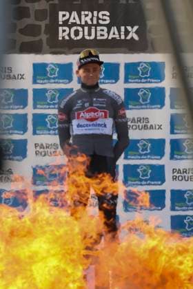 PARIS ROUBAIX 2025 PHOTOPQR VOIX DU NORD Thierry Thorel ; 13 04 2025 ; Roubaix , le 13 avril 2025 - Mathieu van der Poel vainqueur pour la troisieme fois de la mythique course l Enfer du Nord - Photo : Thierry Thorel La Voix du Nord Paris-Roubaix race northern France on April 13, 2025. Hauts de France France  Copyright: xPHOTOPQR VOIXxDUxNORD MAXPPPxThierryxThorelx 20250413VDN2175 20250413VDN2175