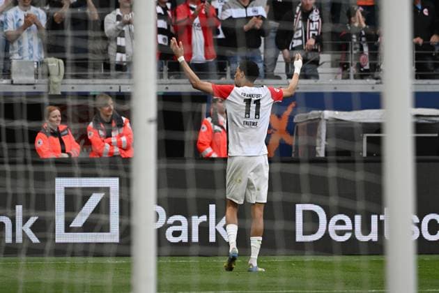 13 04 2025, xpsx, Fußball 1 Bundesliga, Eintracht Frankfurt 1 FC Heidenheim v l Torjubel nach dem Tor zum celebrating the goal celebrate 3 0 durch Hugo Ekitike Eintracht Frankfurt DFL DFB REGULATIONS PROHIBIT ANY USE OF PHOTOGRAPHS as IMAGE SEQUENCES and or QUASI VIDEO Frankfurt am Main