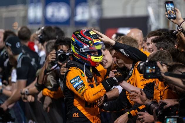 Oscar Piastri McLaren Formula 1 Team, Australia, 81 celebrates victory at Parc Ferme with the Mechnaikern Team, BAH, Formula 1 World Championship, Gulf Air Grand Prix of Bahrain, Bahrain International Circuit, Race, 2025 season, 13 04 2025 BAH, Formula 1 World Championship, Gulf Air Grand Prix of Bahrain, Bahrain International Circuit, Race, 2025 season, 13 04 2025 Sakhir Copyright: xEibner-Pressefoto Memmlerx EP_MMR