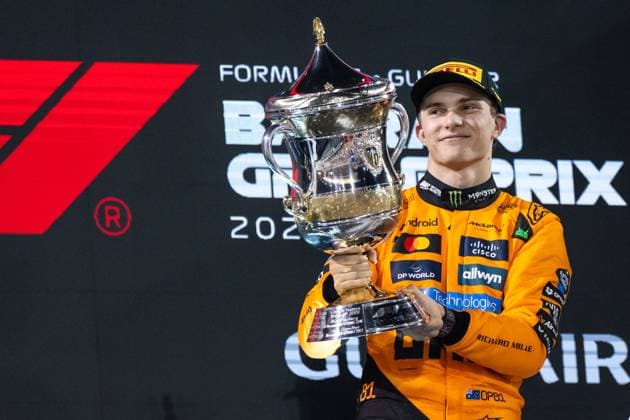 Oscar Piastri McLaren Formula 1 Team, Australia, 81 cheers on the podium at the podium ceremony with trophy for the victory, BAH, Formula 1 World Championship, Gulf Air Grand Prix of Bahrain, Bahrain International Circuit, Race, 2025 season, 13 04 2025 BAH, Formula 1 World Championship, Gulf Air Grand Prix of Bahrain, Bahrain International Circuit, Race, 2025 season, 13 04 2025 Sakhir Copyright: xEibner-Pressefoto Memmlerx EP_MMR