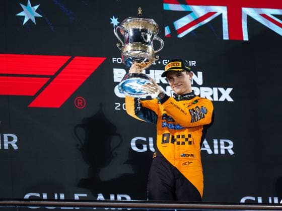 Oscar Piastri McLaren Formula 1 Team, Australia, 81 cheers on the podium at the podium ceremony with trophy for the victory, BAH, Formula 1 World Championship, Gulf Air Grand Prix of Bahrain, Bahrain International Circuit, Race, 2025 season, 13 04 2025 BAH, Formula 1 World Championship, Gulf Air Grand Prix of Bahrain, Bahrain International Circuit, Race, 2025 season, 13 04 2025 Sakhir Copyright: xEibner-Pressefoto Memmlerx EP_MMR