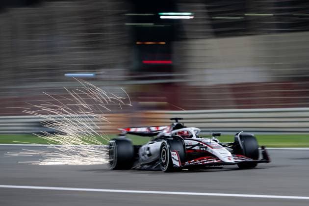 Esteban Ocon MoneyGram Haas F1 Team, France, 31 in VF 25 with sparks sparking, BAH, Formula 1 World Championship, Gulf Air Grand Prix of Bahrain, Bahrain International Circuit, Race, 2025 season, 13 04 2025 BAH, Formula 1 World Championship, Gulf Air Grand Prix of Bahrain, Bahrain International Circuit, Race, 2025 season, 13 04 2025 Sakhir Copyright: xEibner-Pressefoto Memmlerx EP_MMR