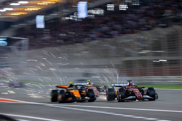 Charles Leclerc Scuderia Ferrari HP, Monaco, 16 in SF 25, Lando Norris McLaren Formula 1 Team, Great Britain, 04 in MCL39 with sparks flying, BAH, Formula 1 World Championship, Gulf Air Grand Prix of Bahrain, Bahrain International Circuit, Race, 2025 season, 13 04 2025 BAH, Formula 1 World Championship, Gulf Air Grand Prix of Bahrain, Bahrain International Circuit, Race, 2025 season, 13 04 2025 Sakhir Copyright: xEibner-Pressefoto Memmlerx EP_MMR