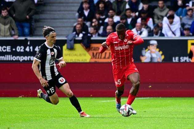 FOOTBALL : Angers vs Montpellier - Ligue 1 - 13 04 2025 Esteban LEPAUL ( 19 - Angers ) and Modibo SAGNAN ( 5 - Montpellier ) during the Ligue 1 match between Angers SCO and Montpellier HSC at Stade Raymond Kopa on April 13, 2025 in Angers, France. ( Photo by Dante Badano PsnewZ ) - AngersFrance  Copyright: xDantexBadanox