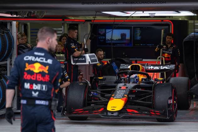 Max Verstappen Oracle Red Bull Racing, Netherlands, 01 in RB21 drives out of the pits into the pit lane, BAH, Formula 1 World Championship, Gulf Air Grand Prix of Bahrain, Bahrain International Circuit, Race, 2025 season, 13 04 2025 BAH, Formula 1 World Championship, Gulf Air Grand Prix of Bahrain, Bahrain International Circuit, Race, 2025 season, 13 04 2025 Sakhir Copyright: xEibner-Pressefoto Memmlerx EP_MMR