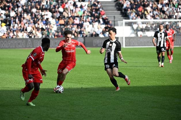 Angers SCO v Montpellier Herault SC - Ligue 1 McDonald s 2024 2025 18 Nicolas PAYS (mhsc) - 19 Esteban LEPAUL (sco) during the Ligue 1 McDonald s match between Angers and Montpellier at Stade Raymond Kopa on April 13, 2025 in Angers, France. Angers France  Copyright: xFEPx 776306824