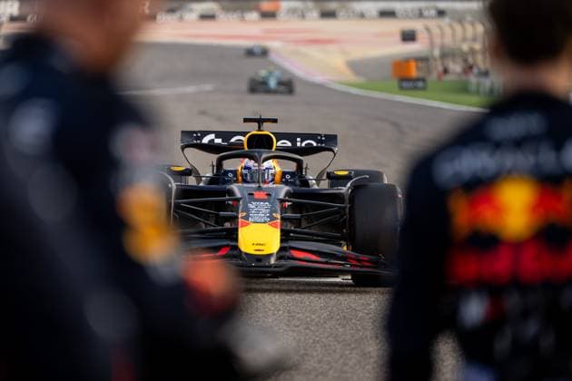 Max Verstappen Oracle Red Bull Racing, Netherlands, 01 in the RB21 on the grid, before that mechanic of his team, BAH, Formula 1 World Championship, Gulf Air Grand Prix of Bahrain, Bahrain International Circuit, Race, 2025 season, 13 04 2025 BAH, Formula 1 World Championship, Gulf Air Grand Prix of Bahrain, Bahrain International Circuit, Race, 2025 season, 13 04 2025 Sakhir Copyright: xEibner-Pressefoto Memmlerx EP_MMR