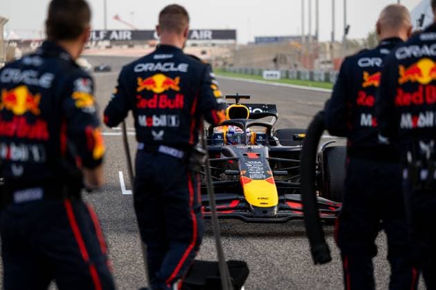 Max Verstappen Oracle Red Bull Racing, Netherlands, 01 in the RB21 on the grid, before that mechanic of his team, BAH, Formula 1 World Championship, Gulf Air Grand Prix of Bahrain, Bahrain International Circuit, Race, 2025 season, 13 04 2025 BAH, Formula 1 World Championship, Gulf Air Grand Prix of Bahrain, Bahrain International Circuit, Race, 2025 season, 13 04 2025 Sakhir Copyright: xEibner-Pressefoto Memmlerx EP_MMR