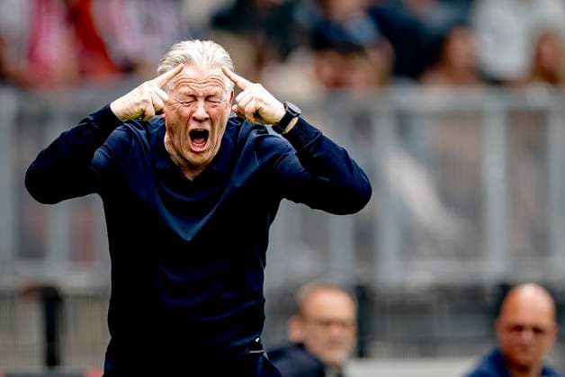 Bilder des Jahres 2025, Sport 04 April Sport Themen der Woche KW15 Sport Bilder des Tages Willem II trainer Peter Maes during the match Willem II - Ajax at the Koning Willem II stadium for the Dutch Eredivisie season 2024-2025 in TILBURG, Netherlands on 13 april 2025, (photo by Marcel van Dorst EYE4images DeFodi Images) *** Willem II trainer Peter Maes during the match Willem II Ajax at the Koning Willem II stadium for the Dutch Eredivisie season 2024 2025 in TILBURG, Netherlands on 13 april 2025, photo by Marcel van Dorst EYE4images DeFodi Images