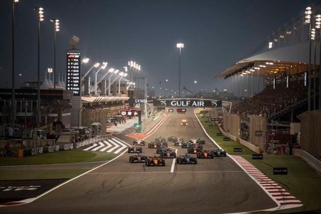 Formula 1 Gulf Air Bahrain Grand Prix 2025 Alexis Perrin OVERTAKE MAXPPP - Sakhir 13 04 2025 04 NORRIS Lando (gbr), McLaren F1 Team, action, 63 RUSSELL George (gbr), Mercedes AMG Petronas, action race start during the Formula 1 Gulf Air Bahrain Grand Prix 2025, the 4th round of the 2025 FIA Formula 1 World Championship, WM, Weltmeisterschaft on the Bahrain International Circuit from April 10 to 13, 2025, in Sakhir, Bahrain Sakhir Bahrain Copyright: xOVERTAKE MAXPPPxAlexisxPerrinx OVT202504132953 OVT202504132953