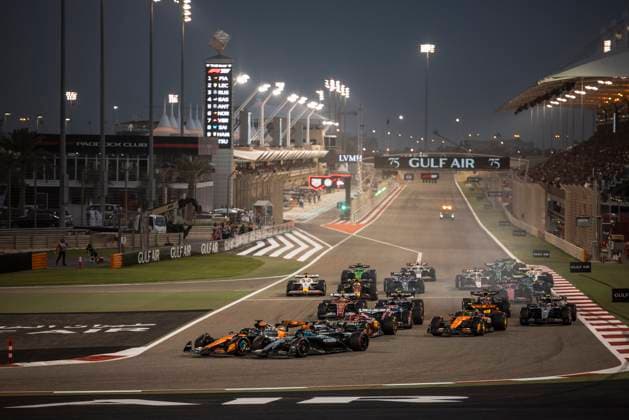 Formula 1 Gulf Air Bahrain Grand Prix 2025 Alexis Perrin OVERTAKE MAXPPP - Sakhir 13 04 2025 04 NORRIS Lando (gbr), McLaren F1 Team, action, 63 RUSSELL George (gbr), Mercedes AMG Petronas, action race start during the Formula 1 Gulf Air Bahrain Grand Prix 2025, the 4th round of the 2025 FIA Formula 1 World Championship, WM, Weltmeisterschaft on the Bahrain International Circuit from April 10 to 13, 2025, in Sakhir, Bahrain Sakhir Bahrain Copyright: xOVERTAKE MAXPPPxAlexisxPerrinx OVT202504132957 OVT202504132957
