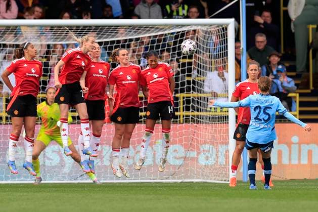 Manchester City Women v Manchester United, ManU Women Women s FA Cup 13 04 2025. Semi-Final Yui Hasegawa (25) of Manchester City takes a free kick during the Women s FA Cup semi final match between Manchester City Women and Manchester United Women at the Joie Stadium, Manchester, United Kingdom on 13 April 2025. Manchester Joie Stadium Gt Manchester United Kingdom Editorial use only , Copyright: xConorxMolloyx PSI-21848-0105