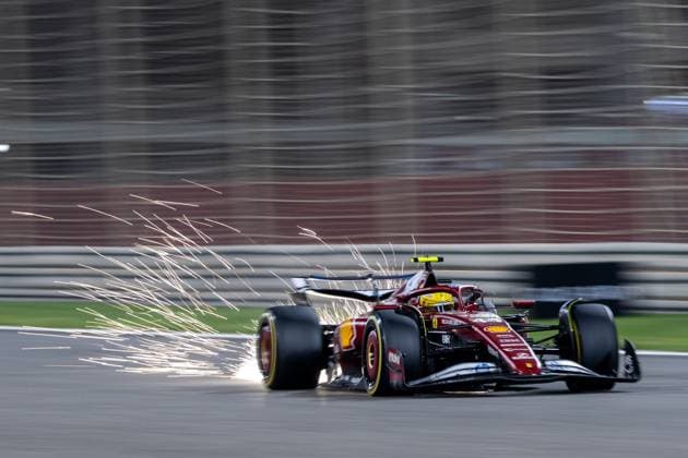 with sparks sparks, BAH, Formula 1 World Championship, Gulf Air Grand Prix of Bahrain, Bahrain International Circuit, race, 2025 season, 13 04 2025 BAH, Formula 1 World Championship, Gulf Air Grand Prix of Bahrain, Bahrain International Circuit, race, 2025 season, 13 04 2025 Sakhir Copyright: xEibner-Pressefoto Memmlerx EP_MMR