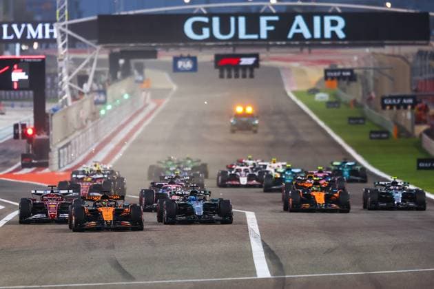 F1 - BAHRAIN GRAND PRIX 2025 Start of the race, 81 PIASTRI Oscar (aus), McLaren F1 Team MCL39, action leads the group during the Formula 1 Gulf Bahrain Grand Prix 2025, 4th round of the 2025 FIA Formula One World Championship, WM, Weltmeisterschaft from April 11 to 13, 2025 on the Bahrain International Circuit, in Sakhir, Bahrain - SakhirBahrain  Copyright: xEricxAlonsox