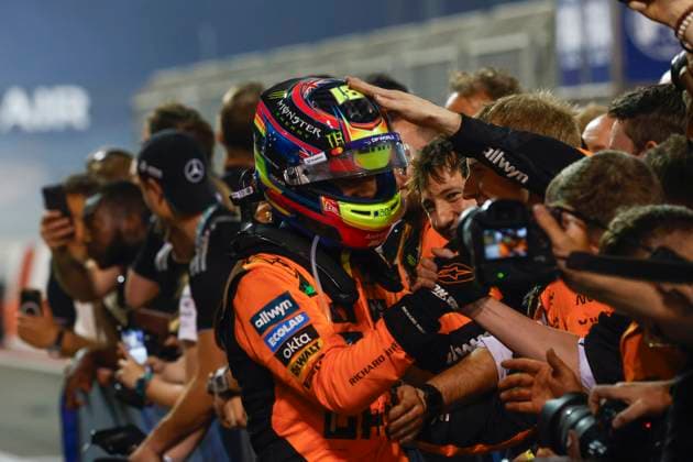 F1 - BAHRAIN GRAND PRIX 2025 PIASTRI Oscar (aus), McLaren F1 Team MCL39, portrait celebration mechanic, mecanicien, mechanics during the Formula 1 Gulf Bahrain Grand Prix 2025, 4th round of the 2025 FIA Formula One World Championship, WM, Weltmeisterschaft from April 11 to 13, 2025 on the Bahrain International Circuit, in Sakhir, Bahrain - SakhirBahrain Copyright: xDPPIx