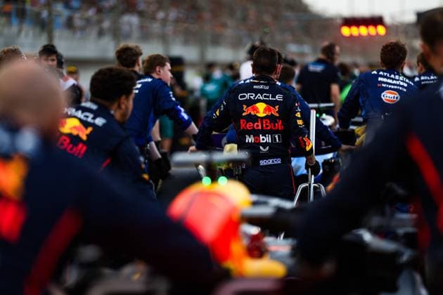 F1 - BAHRAIN GRAND PRIX 2025 Red Bull Racing mechanics on the starting grid during the Formula 1 Gulf Bahrain Grand Prix 2025, 4th round of the 2025 FIA Formula One World Championship, WM, Weltmeisterschaft from April 11 to 13, 2025 on the Bahrain International Circuit, in Sakhir, Bahrain - SakhirBahrain  Copyright: xFLORENTxGOODENx