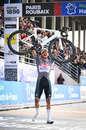 Paris Roubaix 2025 Cycling Race Roubaix, France - April 13 : Van Der Poel Mathieu (NED) of Alpecin - Deceuninck during the 122nd edition of Paris Roubaix an UCI World Tour cycling race for Men Elite of 259,7 kms with start in Compiegne and finish at the Velodrome Andre-Petrieux in Roubaix on April 13, 2025 in Roubaix, France, 13 04 2025 ( Motordriver Kenny Verfaillie - Roubaix France  Copyright: xVincentxKalutx