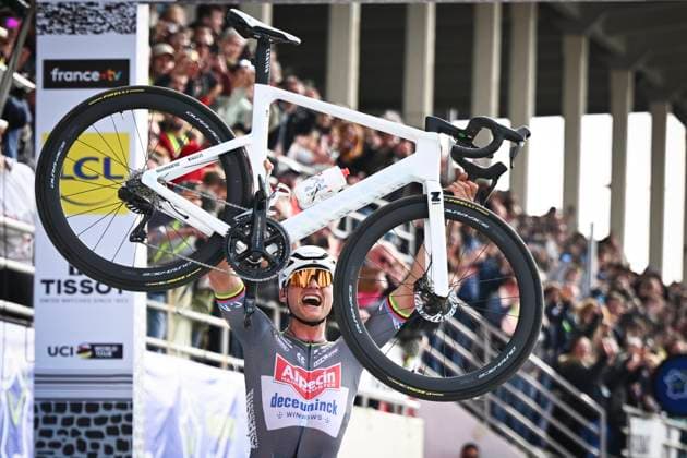 Sport Bilder des Tages Paris Roubaix 2025 Cycling Race Roubaix, France - April 13 : Van Der Poel Mathieu (NED) of Alpecin - Deceuninck during the 122nd edition of Paris Roubaix an UCI World Tour cycling race for Men Elite of 259,7 kms with start in Compiegne and finish at the Velodrome Andre-Petrieux in Roubaix on April 13, 2025 in Roubaix, France, 13 04 2025 ( Motordriver Kenny Verfaillie - Roubaix France  Copyright: xVincentxKalutx
