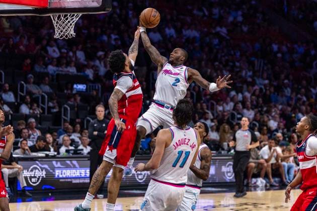 Sport Themen der Woche KW15 Sport Bilder des Tages April 13, 2025, Miami, Florida, United States: Miami Heat guard Terry Rozier (2) hangs in the air as he attempts to score over during the second half of an NBA, Basketball Herren, USA game at Kaseya Center on Sunday, April 13, 2025, in Miami. Miami United States - ZUMAm67_ 0811353457st Copyright: xD.A.xVarelax