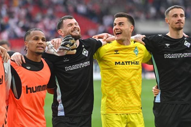 Schlussjubel Bremen mit v.li:Julian MALATINI (Werder Bremen), Felix AGU (Werder Bremen),Doppeltorschuetze Oliver BURKE (Werder Bremen), Torwart Michael ZETTERER (Werder Bremen), Marco FRIEDL (Werder Bremen), Jubel,Freude,Begeisterung, Fussball 1. Bundesliga Saison 2024 2025, 29.Spieltag, Spieltag29, VfB Stuttgart - SV Werder Bremen 1-2 am 213.04.2025 MHP ARENA. Â *** Final cheer Bremen with from left Julian MALATINI Werder Bremen , Felix AGU Werder Bremen , Double goal scorer Oliver BURKE Werder Bremen , Goalkeeper Michael ZETTERER Werder Bremen , Marco FRIEDL Werder Bremen , Cheers,joy,enthusiasm, Football 1 Bundesliga Season 2024 2025, 29 Matchday, Matchday29, VfB Stuttgart SV Werder Bremen 1 2 on 213 04 2025 MHP ARENA Â