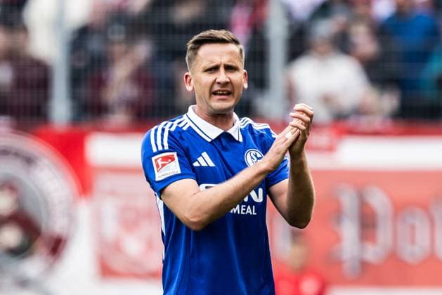 Soccer Men 2 Bundesliga 29 Matchday Season 2024 2025 SSV Jahn Regensburg FC Schalke 04 13 04 2025 7 Paul Seguin FC Schalke 04 DFL regulations prohibit any use of photographs as image sequences and or quasi video Regensburg Jahnstadion Bayern Germany