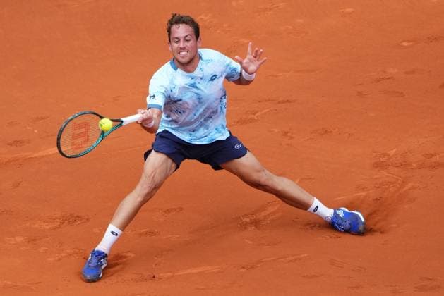 Barcelona, Spain, Barcelona Open Banc Sabadell 2025, ATP, Tennis Herren 500 match, Round of 32 between Roberto Carballes and Jacob Fearnley, Real Club de Tenis Barcelona, Barcelona, Spain, 14 abril 2025 Copyright: xBaguxBlancox xPressinphotox