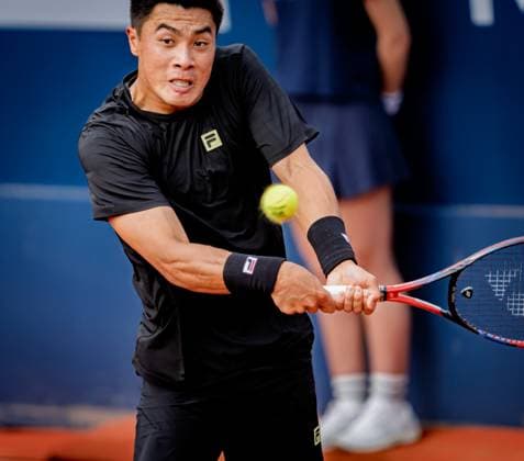 Barcelona Open Banc Sabadell 2025 - Day One Brandon Nakashima of the United States competes in his first-round match against Pedro Martinez Portero of Spain at the Barcelona Open Banc Sabadell 2025 at Real Club de Tenis Barcelona in Barcelona, Spain, on April 14, 2025. Barcelona Spain  Copyright: xLeonardoxGerzonx originalFilename:gerzon-notitle250414_npM04.jpg