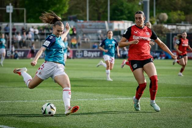 Womens Soccer Bundesliga Bayer 04 Leverkusen 1 FC Köln, 14 04 2025 Alena Bienz 1 FC Köln, 11 pulls away, Selina Ostermeier Bayer 04 Leverkusen, 2 watches Bayer 04 Leverkusen 1 FC Köln on matchday 19 of the Google Pixel Womens Bundesliga on 14 04 2025 at Ulrich Haberland Stadium in Leverkusen North Rhine-Westphalia DFL REGULATIONS PROHIBIT ANY USE OF PHOTOGRAPHS AS IMAGE SEQUENCES AND OR QUASI VIDEO Copyright: xBEAUTIFULxSPORTS AxelxKohringx