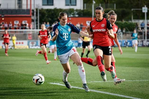 Womens Soccer Bundesliga Bayer 04 Leverkusen 1 FC Köln, 14 04 2025 Selina Ostermeier Bayer 04 Leverkusen, 2 clears in front of Taylor Ziemer 1 FC Köln, 18 , behind Melissa Friedrich Bayer 04 Leverkusen, 3 Bayer 04 Leverkusen 1 FC Köln on matchday 19 of the Google Pixel Womens Bundesliga on 14 04 2025 at the Ulrich Haberland Stadium in Leverkusen North Rhine-Westphalia DFL REGULATIONS PROHIBIT ANY USE OF PHOTOGRAPHS AS IMAGE SEQUENCES AND OR QUASI VIDEO Copyright: xBEAUTIFULxSPORTS AxelxKohringx