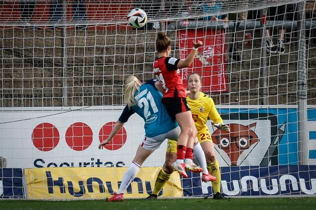 Womens Soccer Bundesliga Bayer 04 Leverkusen 1 FC Köln, 14 04 2025 Kristin Kögel Bayer 04 Leverkusen, 11 puts a header just over the goal, keeper Aurora Mikalsen 1 FC Köln, 23 looks on, left Anna Gerhardt 1 FC Köln, 21 Bayer 04 Leverkusen 1 FC Köln on matchday 19 of the Google Pixel Womens Bundesliga on 14 04 2025 at Ulrich Haberland Stadium in Leverkusen North Rhine-Westphalia DFL REGULATIONS PROHIBIT ANY USE OF PHOTOGRAPHS AS IMAGE SEQUENCES AND OR QUASI VIDEO Copyright: xBEAUTIFULxSPORTS AxelxKohringx