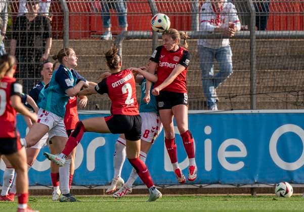 Header duel Caroline Kehrer Bayer 04 Leverkusen, 9 and Laura Vogt 1 FC Koeln, 8 14 04 2025, Bayer Leverkusen 1 FC Köln, Fussball, Google Pixel Frauen Bundesliga, GER, Leverkusen, Ulrich Haberland Stadion, Saison 24 25, 19 Spieltag DFL regulations prohibit any use of photographs as image sequences and or quasi video Copyright: HMBxMedia xMarcoxBader